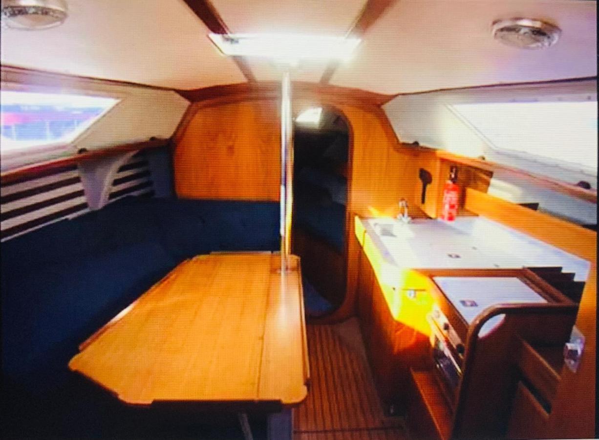Cosy Sailing Boat Glamping Accommodation On The River In Sandwich Eksteriør billede